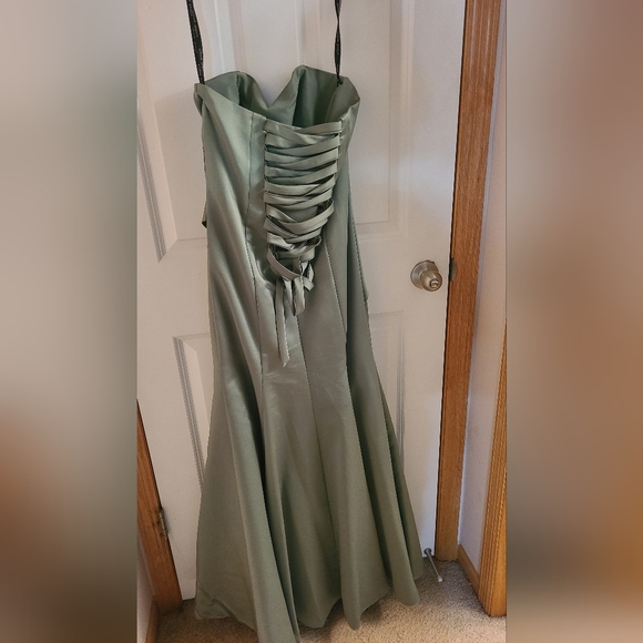 Dress - Picture 4 of 5